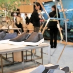 廃棄された漁網を再利用したスニーカーも展示されたブース＝神戸市中央区港島中町６