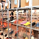 秋冬向けの新作靴が並んだ「日本グランドシューズコレクション＆全国サンダルフェア」＝神戸市中央区港島中町６