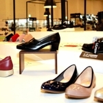 秋冬向けの新作靴が並んだ「日本グランドシューズコレクション＆全国サンダルフェア」＝神戸市中央区港島中町６
