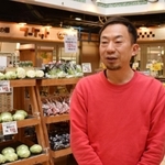 閉店の日が近づく「食の棚フーケット」。「閉めることに寂しさはない。ただ、悔しい、かな」と話す運営組合理事長の吉岡治さん＝神戸市長田区腕塚町５