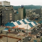 フーケットの前身「丸は市場」などが被災５カ月後に商いを再開した「復興元気村『パラール』」＝１９９５年６月、神戸市長田区