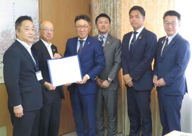 協定書を交わす兵庫県の片山安孝副知事（左から２人目）と第一生命保険の棟方成和・神戸総合支社長（同３人目）ら＝兵庫県庁