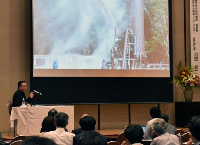 １００人を超える企業幹部らが参加した神戸物産創業者の沼田昭二氏の講演会＝神戸市中央区港島中町６