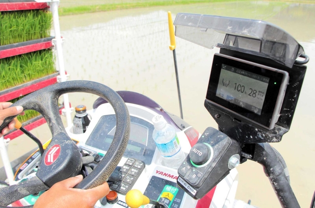 肥料を自動調整できる田植え機。右側の画面で散布量が分かる＝丹波篠山市岩崎