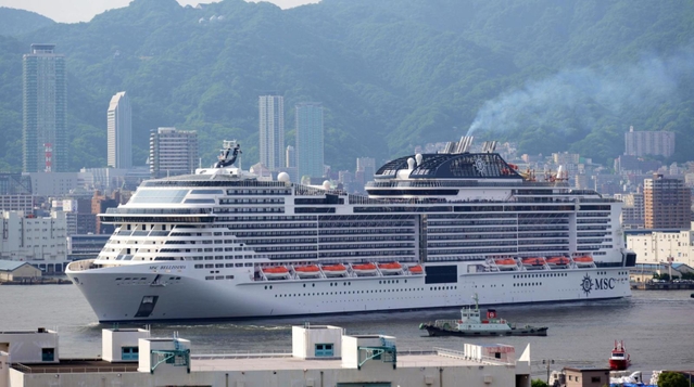 神戸港に入る「ＭＳＣベリッシマ」＝１３日午後、神戸市中央区（撮影・風斗雅博）