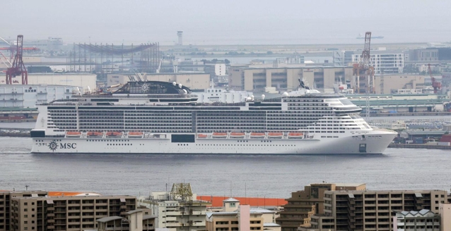 神戸港に入港する巨大クルーズ船「ＭＳＣベリッシマ」＝１３日午後、神戸市灘区から（撮影・三浦拓也）