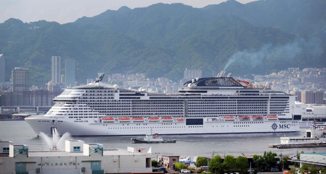 神戸港に初入港する客船「ＭＳＣベリッシマ」＝１３日午後、神戸市中央区（撮影・風斗雅博）