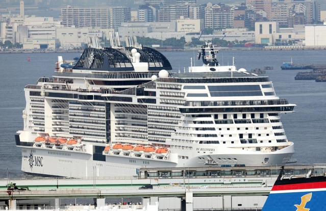 神戸港に姿を見せた大型客船「ＭＳＣベリッシマ」＝１３日午後、神戸市中央区東川崎町１から（撮影・大森　武）