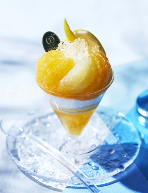 新宿高野（東京）の「なるとオレンジとグレープフルーツのパフェ」（神戸阪急提供）