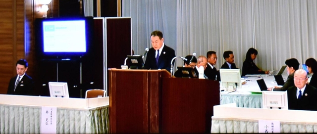 モニターで中継された関西フードマーケットの株主総会＝大阪市北区