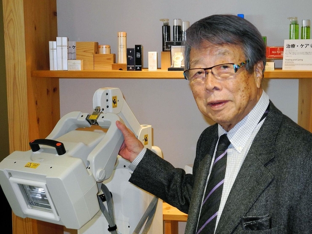 自社の製品を説明する牛尾治朗さん＝２０１８年２月、東京都千代田区