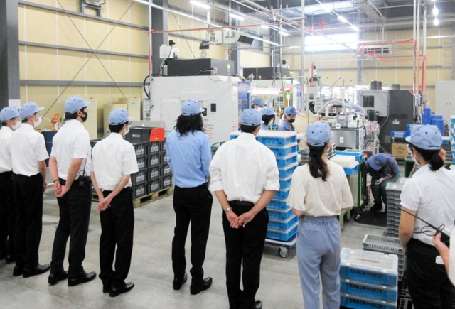 カネミツ加西工場を見学する大学生ら＝２０２２年８月、加西市網引町丸山（みなと銀行提供）