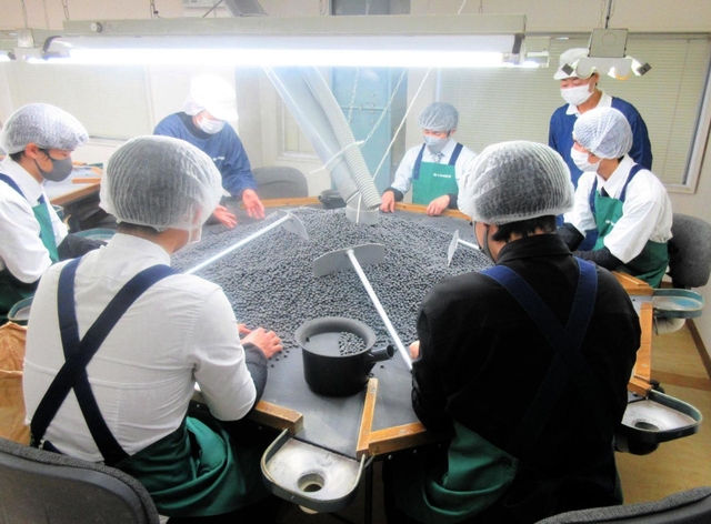 小田垣商店の職業体験で黒豆を選別する大学生ら＝２０２３年２月、丹波篠山市立町（みなと銀行提供）