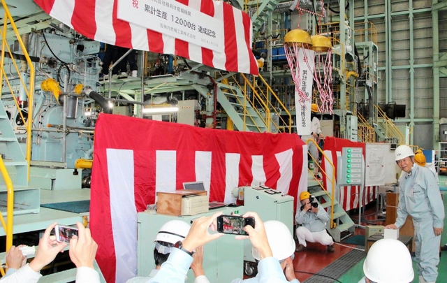 阪神内燃機工業が船舶用エンジンの累計生産１万２千台達成を記念して開いた式典。スイッチが押されると、エンジンが稼働した＝兵庫県播磨町新島