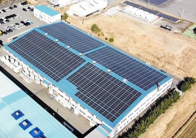 豊岡中核工業団地内の工場の屋根に設置された太陽光発電設備＝豊岡市神美台（カネカ提供）