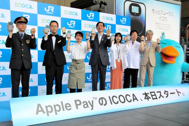 ＩＣＯＣＡを取り込んだｉＰｈｏｎｅやアップルウオッチでポーズを取る関係者ら＝27日午後、ＪＲ大阪駅