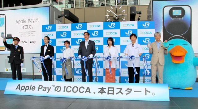 ＩＣＯＣＡのｉＰｈｏｎｅ対応開始をテープカットで祝う関係者ら＝27日午後、ＪＲ大阪駅