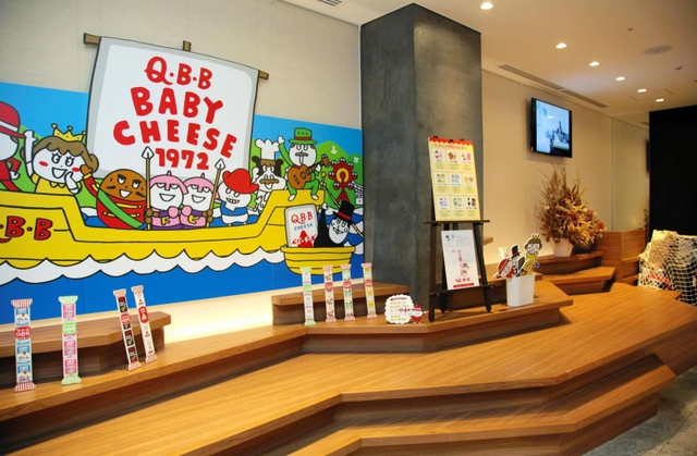 １階フロント前にもベビーチーズのキャラクターであふれる＝神戸市中央区下山手通２、ザ　ロイヤルパーク　キャンバス　神戸三宮