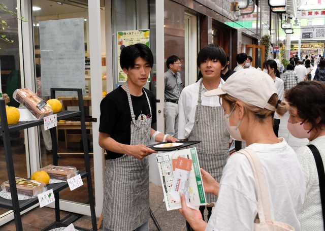 三宮本通商店街の空き店舗でスイーツなどを紹介する学生ら＝神戸市中央区三宮町２