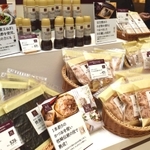 １日発売されたプライベートブランド「阪急プレミアム」の商品＝大阪市北区、阪急百貨店梅田本店