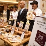 １日発売されたプライベートブランド「阪急プレミアム」の商品＝大阪市北区、阪急百貨店梅田本店