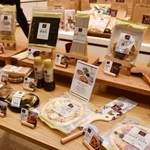 １日発売されたプライベートブランド「阪急プレミアム」の商品＝大阪市北区、阪急百貨店梅田本店