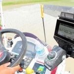 肥料を自動調整できる田植え機。右側の画面で散布量が分かる＝丹波篠山市岩崎