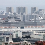 神戸港に入港する巨大クルーズ船「ＭＳＣベリッシマ」＝１３日午後、神戸市灘区から（撮影・三浦拓也）