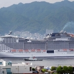 神戸港に初入港する客船「ＭＳＣベリッシマ」＝１３日午後、神戸市中央区（撮影・風斗雅博）
