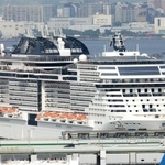神戸港に姿を見せた大型客船「ＭＳＣベリッシマ」＝１３日午後、神戸市中央区東川崎町１から（撮影・大森　武）