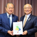 兵庫県内２行が初めて共同で作った冊子を手にする、但馬銀行の坪田奈津樹頭取（左）とみなと銀行の服部博明会長＝神戸市中央区三宮町２、みなと銀行本店