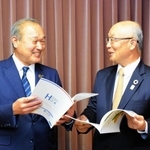 兵庫県内２行が初めて共同で作った冊子を手にする、但馬銀行の坪田奈津樹頭取（左）とみなと銀行の服部博明会長＝神戸市中央区三宮町２、みなと銀行本店