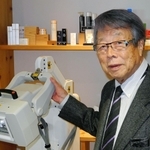 自社の製品を説明する牛尾治朗さん＝２０１８年２月、東京都千代田区