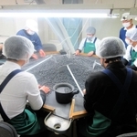 小田垣商店の職業体験で黒豆を選別する大学生ら＝２０２３年２月、丹波篠山市立町（みなと銀行提供）