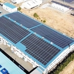 豊岡中核工業団地内の工場の屋根に設置された太陽光発電設備＝豊岡市神美台（カネカ提供）