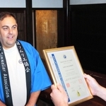 「マスターオブ酒」コースの資格証を受け取るカール・カルヴェルトさん＝丹波市市島町中竹田、西山酒造場