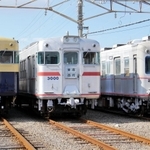 山陽電気鉄道の見学ツアーで撮影できる車両。右端の車両は１９６２年に製造された日本初のアルミカー（同社提供）