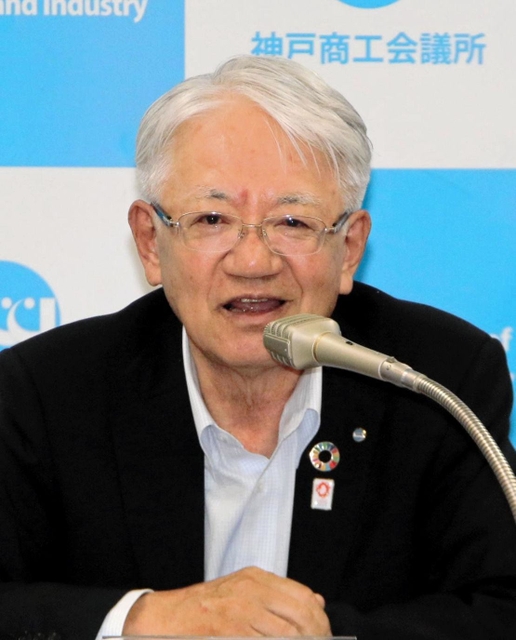神戸商工会議所の正副会頭会見に臨む川崎博也会頭＝３日午後、神戸市中央区港島中町６