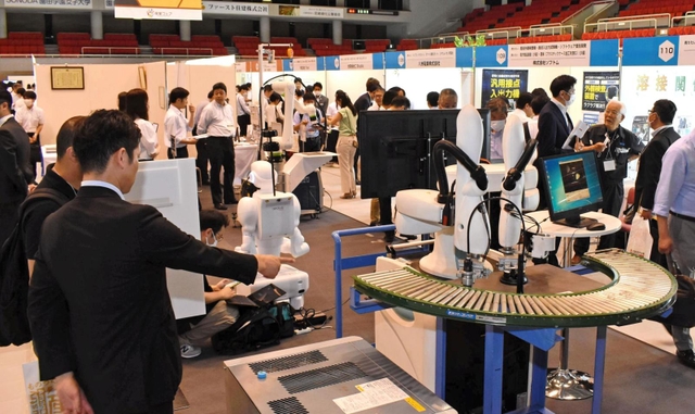 多彩な企業がブースを出店する展示会場＝尼崎市西長洲町１、ベイコム総合体育館