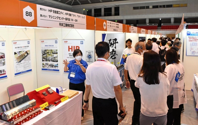 多彩な企業がブースを出店する展示会場＝ベイコム総合体育館、尼崎市西長洲町１