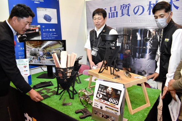 鉄の端材で作ったキャンプ用たき火台などを展示する柏木鉄工のブース＝６日、尼崎市西長洲町１