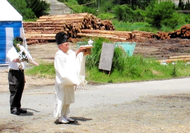 生野銀山バイオマス発電所の建設工事の安全を願い、営まれた地鎮祭＝６日午前、朝来市生野町猪野々
