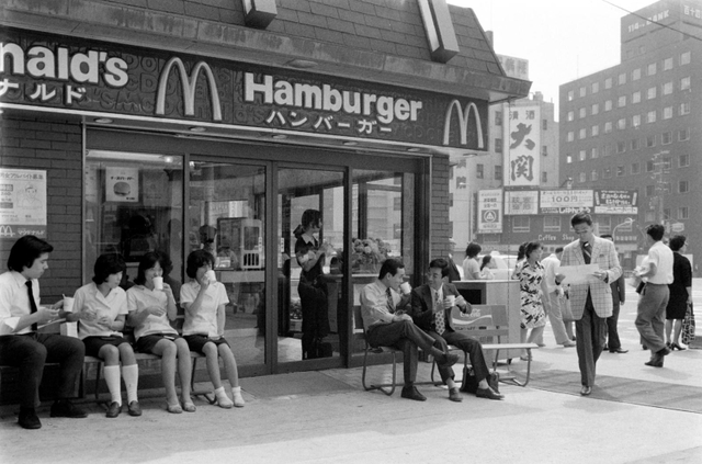 旧神戸国際会館前にあった兵庫１号店の「三宮店」＝１９７３年９月１９日、神戸・三宮