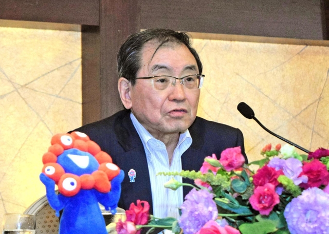 万博関連の質問に答える経団連の十倉雅和会長＝大阪市北区中之島５