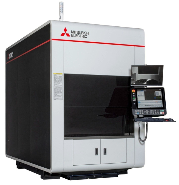 ワイヤにレーザーを照射して基材と接合する金属３Ｄプリンター（三菱電機提供）