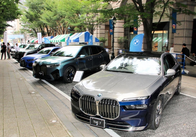 旧居留地で始まった海外メーカー製電動車の展示イベント＝１４日午前、神戸市中央区明石町