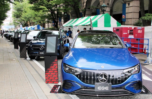 旧居留地で始まった海外メーカー製電動車の展示イベント＝１４日午前、神戸市中央区明石町