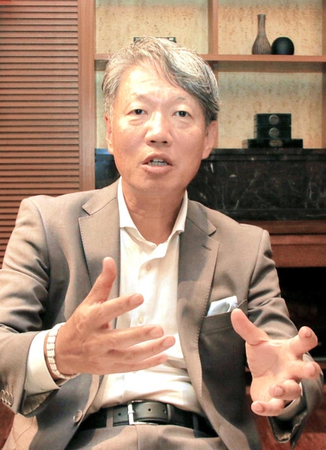 神戸新聞のインタビューに応じる日本自動車輸入組合の上野金太郎理事長＝１４日午後、神戸市中央区京町