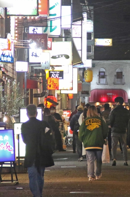 昨年末の神戸・三宮の繁華街。新型コロナウイルス禍前まで業績が回復せず、閉じた店も多いという＝神戸市中央区