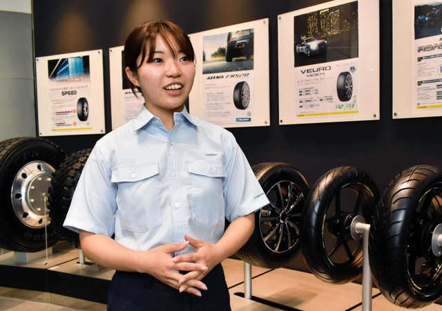 バイク用タイヤの設計を担当する笠井杏樹さん＝神戸市中央区筒井町